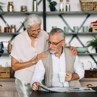 Pareja de jubilados revisando su pensión en casa