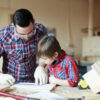 Imagen de un padre y su hijo trabajando juntos en un taller, simbolizando el equilibrio entre emprender siendo padre o madre y la vida familiar.